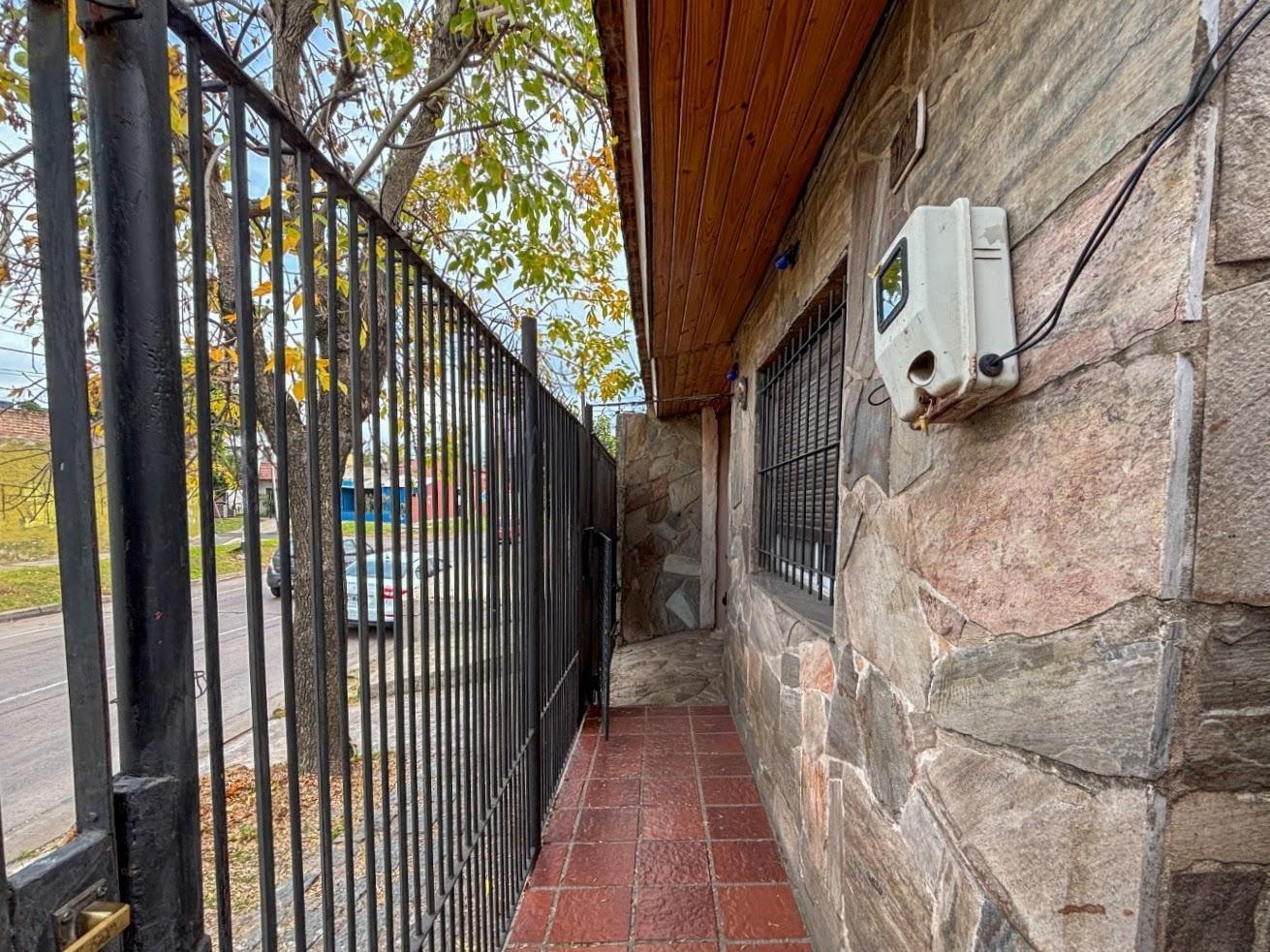 Foto de Casa en Wilde 4 dormitorios con cochera, patio y parilla y depto, imagen 3