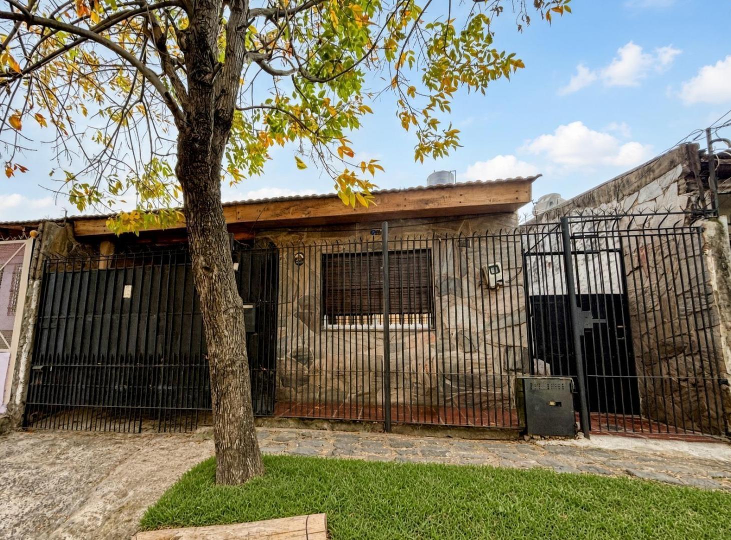 Foto de Casa en Wilde 4 dormitorios con cochera, patio y parilla y depto, imagen 2