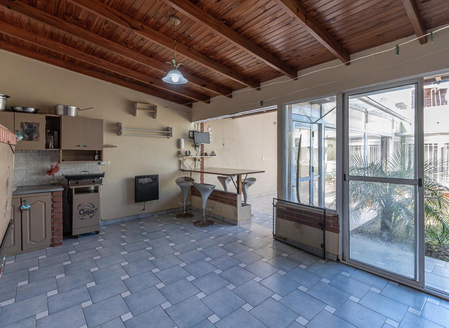 Foto de PH · Venta · 5 ambientes · Cochera · Jardín · Quincho · Patio · Villa, imagen 5