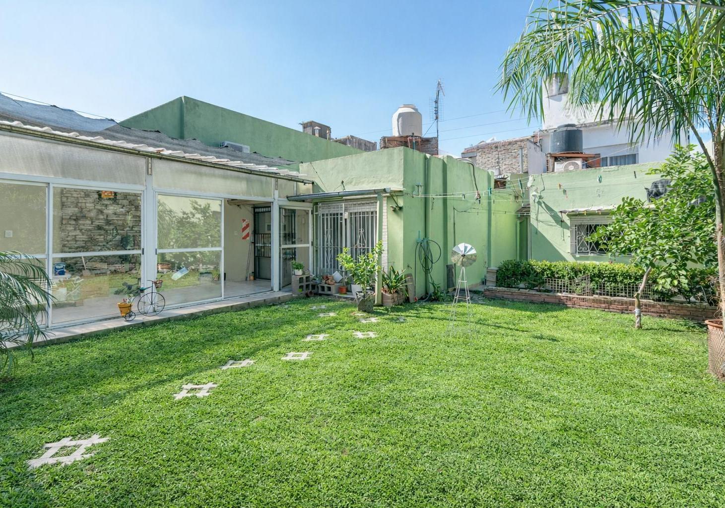 Foto de PH · Venta · 5 ambientes · Cochera · Jardín · Quincho · Patio · Villa, imagen 1
