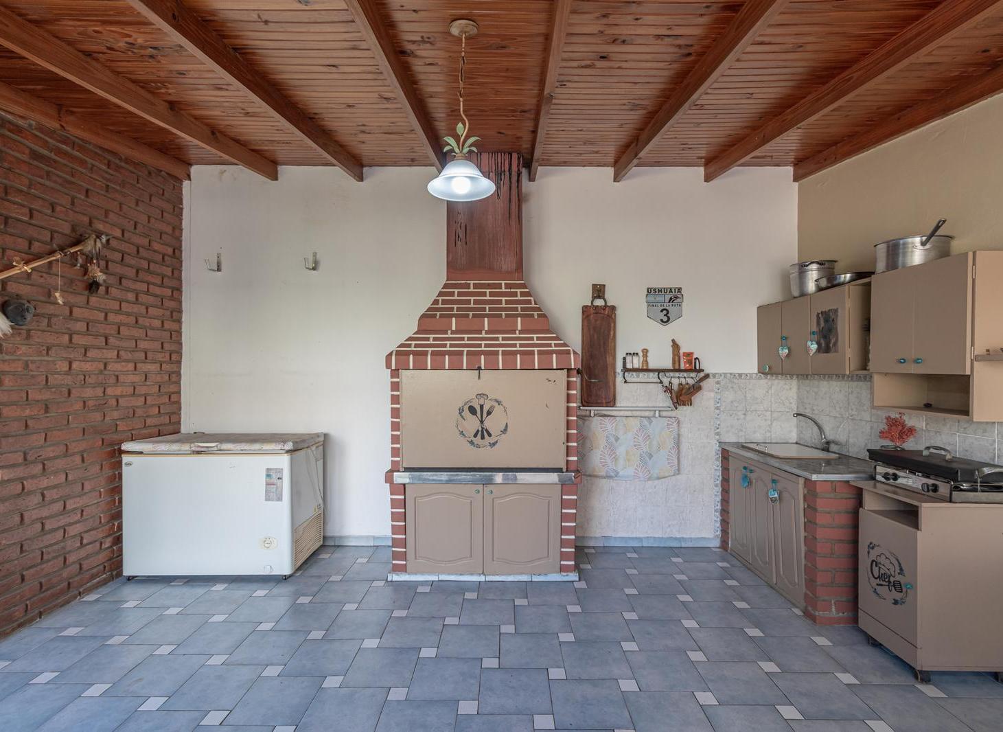 Foto de PH · Venta · 5 ambientes · Cochera · Jardín · Quincho · Patio · Villa, imagen 4