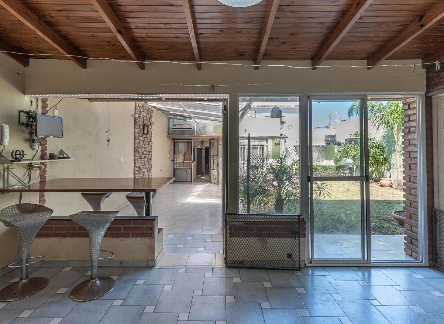Foto de PH · Venta · 5 ambientes · Cochera · Jardín · Quincho · Patio · Villa, imagen 3