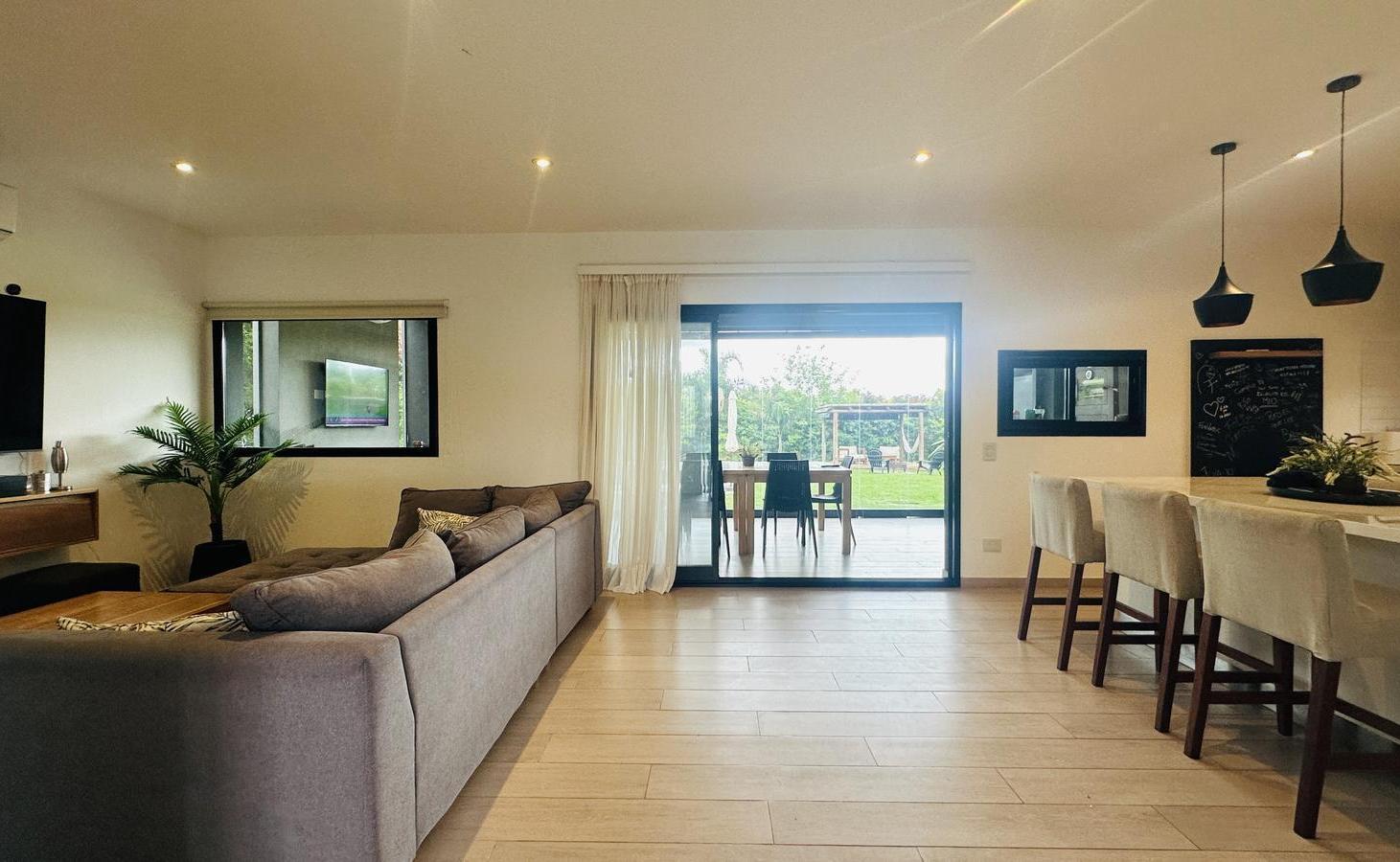 Foto de Casa 5 Ambientes con 2 Suites y Piscina - Barrio Santa Guadalupe, imagen 3