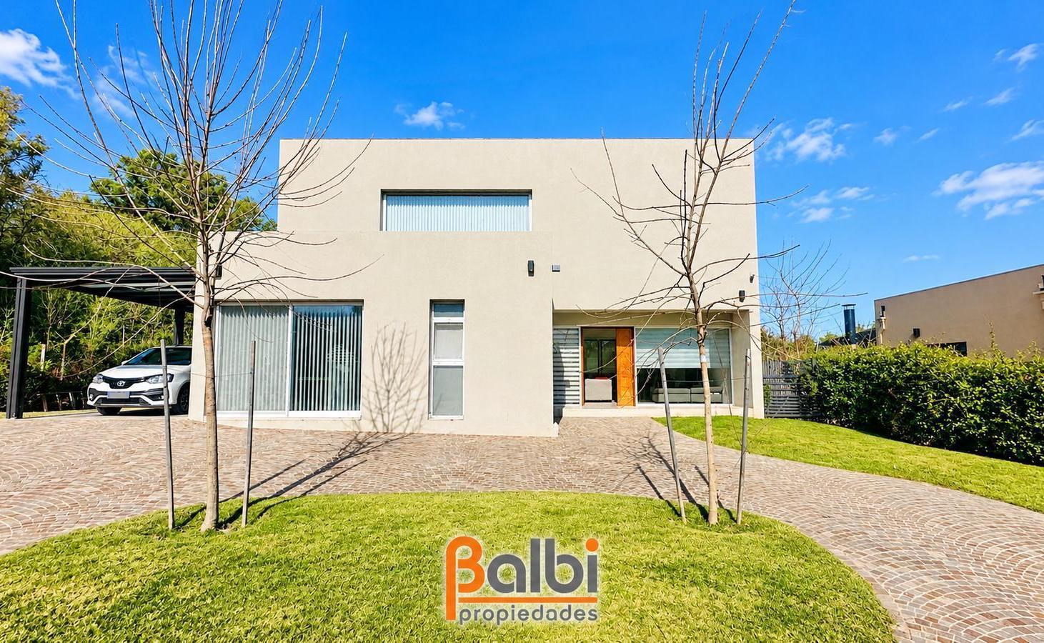 Foto de Casa 5 Ambientes con piscina - Barrio Santa Guadalupe, imagen 1