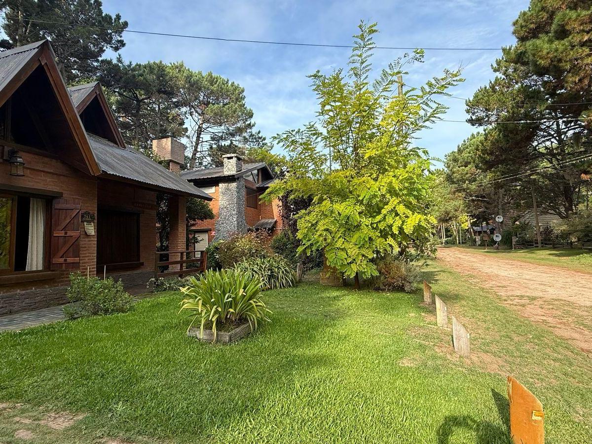 2 Hermosas Casas en El Bosque Costa del Este 3