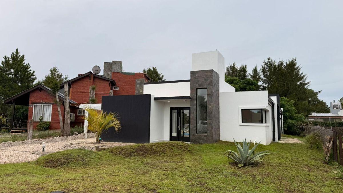 Casa a estrenar en Costa Del Este con amplio jardín y pileta