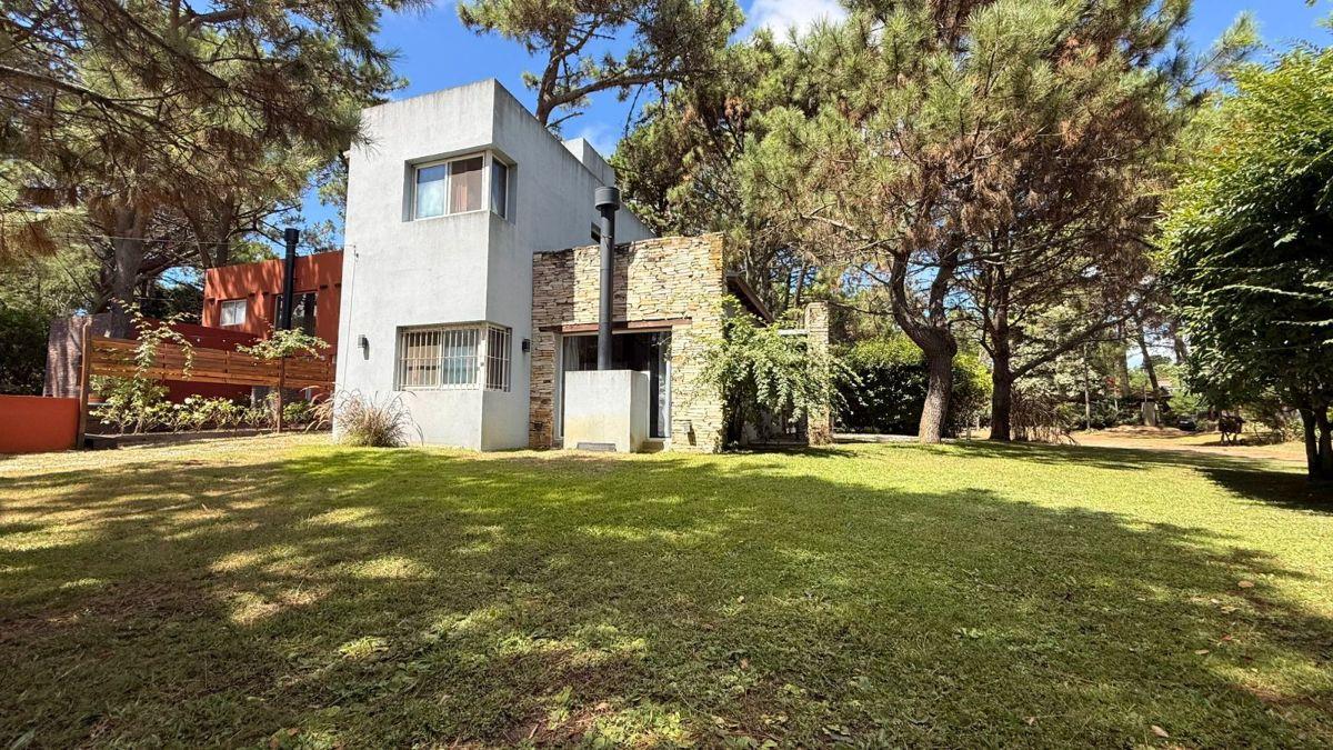 Casa con 3 dormitorios y pileta en venta en Costa del Este