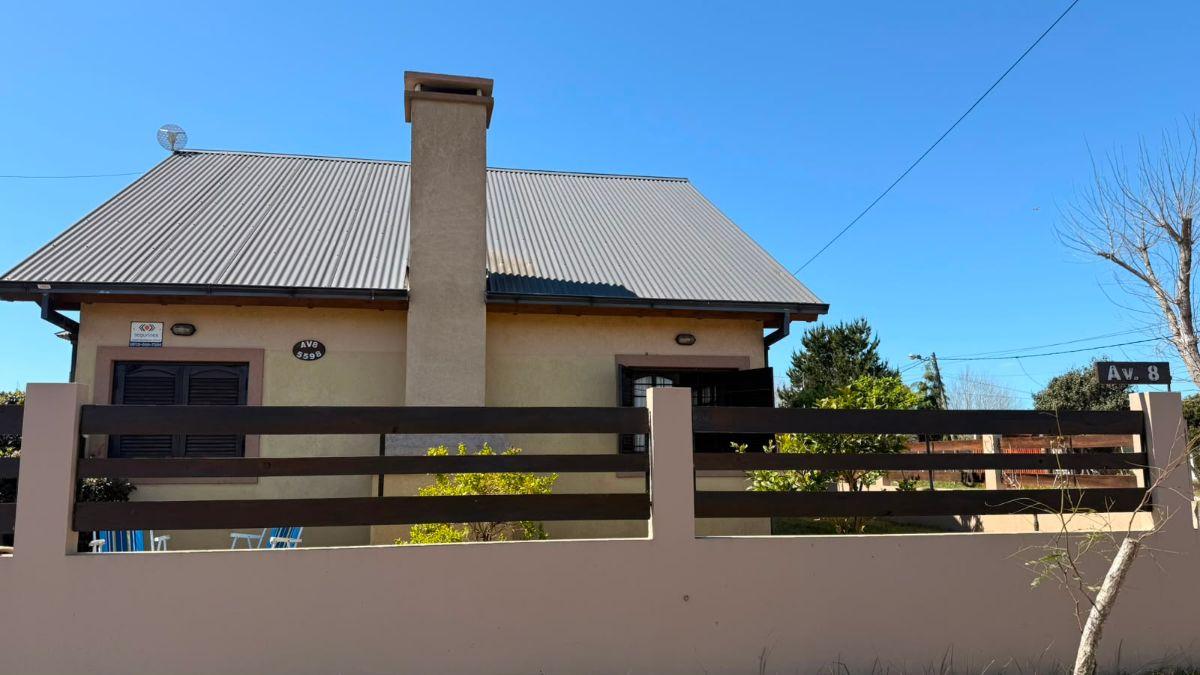 Foto de Hermosa Casa Esquina En Venta En Mar Del Tuyu, imagen 2