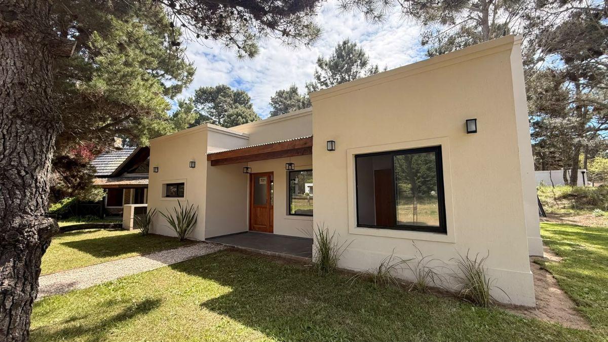 Foto de Casa Moderna De 3 Ambientes En Costa Del Este, imagen 3