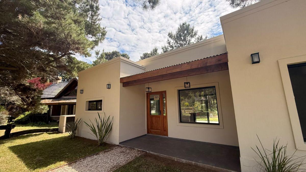 Foto de Casa Moderna De 3 Ambientes En Costa Del Este, imagen 2