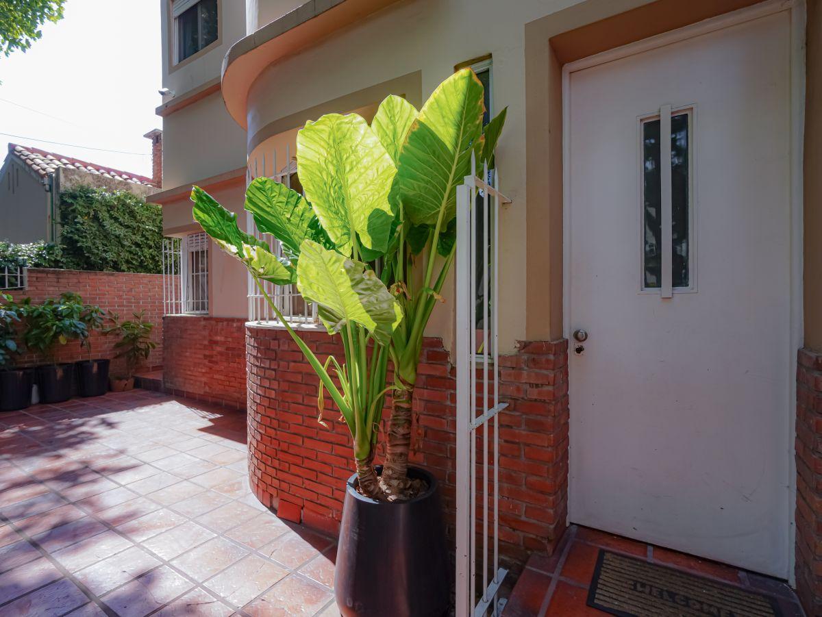 Foto de Venta Casa Martínez 6 ambientes Jardín Cochera a metros de Av Santa Fé, imagen 2