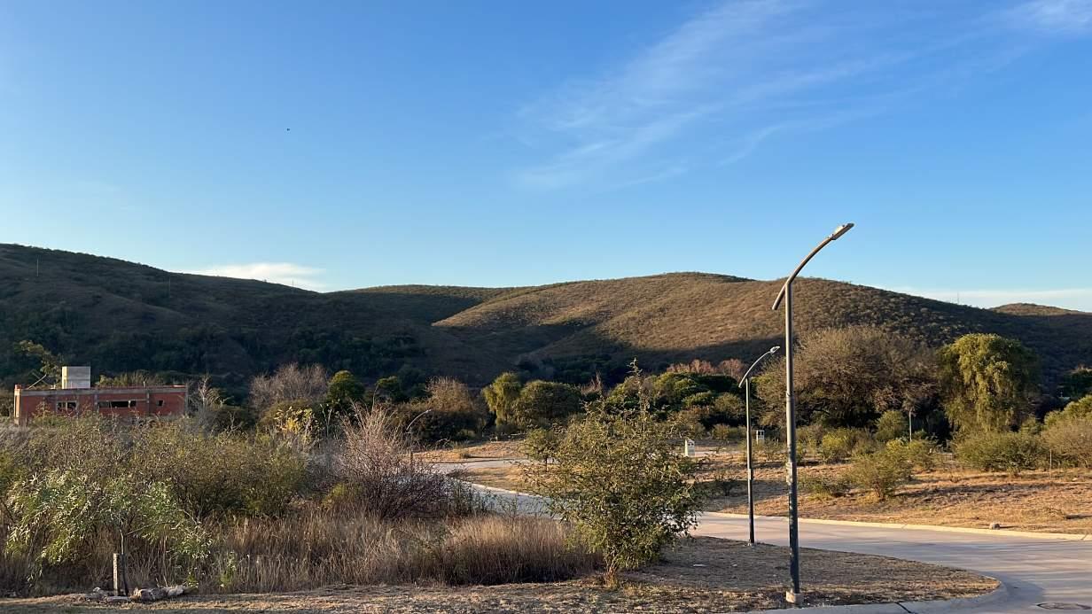 Lote en Colinas de la Deseada, lote plano en la mejor manzana del barrio. Recibe menor