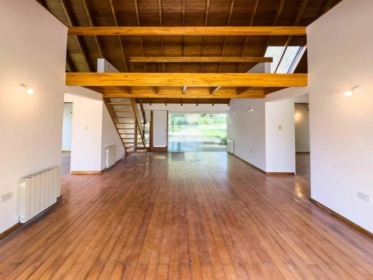 Casa alquiler 3 dormitorios planta baja en El Bosque Club de Campo. 198m2 totales 4