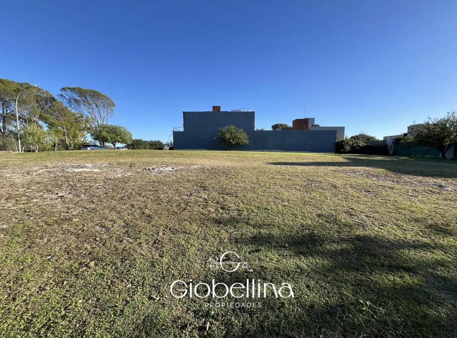 Lote esquina en Santina Norte Valle Escondido excelente ubicación barrio consolidado 1
