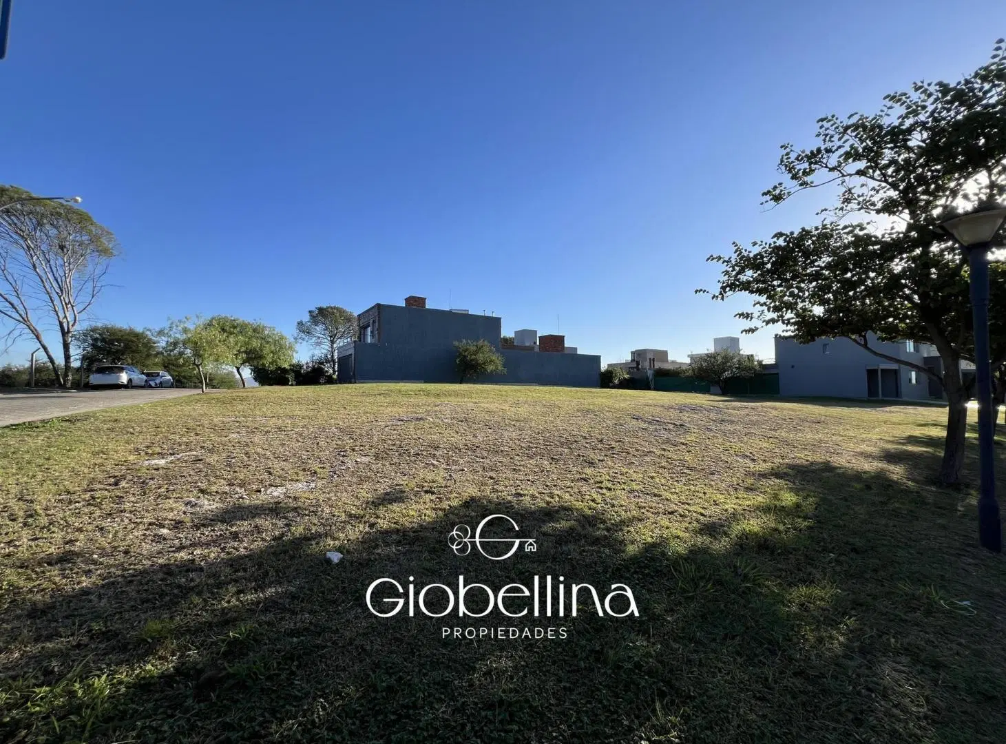 Lote esquina en Santina Norte Valle Escondido excelente ubicación barrio consolidado 2