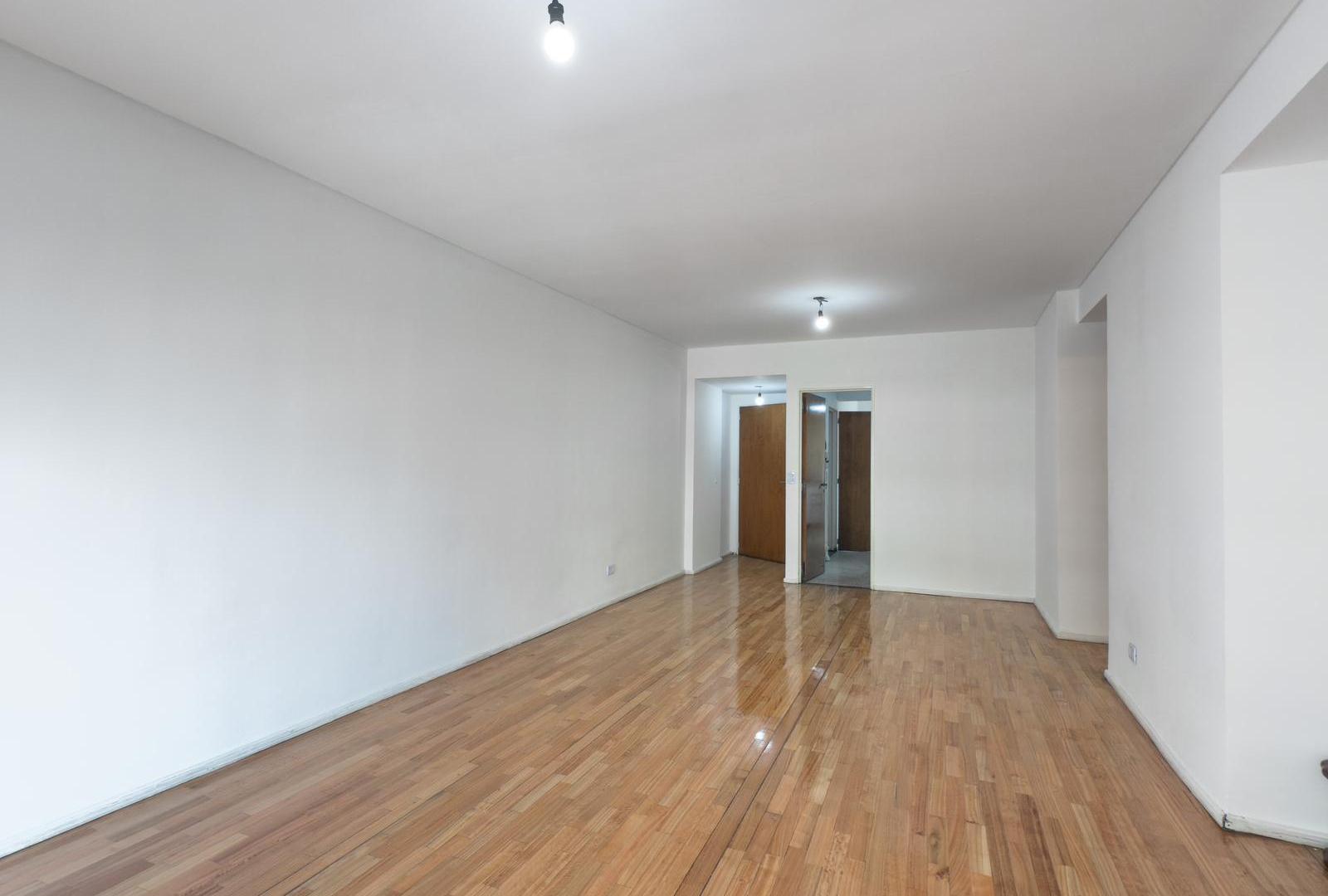 Foto de VENTA DEPARTAMENTO 4 AMBIENTES BALCÓN COCHERA ALMAGRO PERMUTA, imagen 5