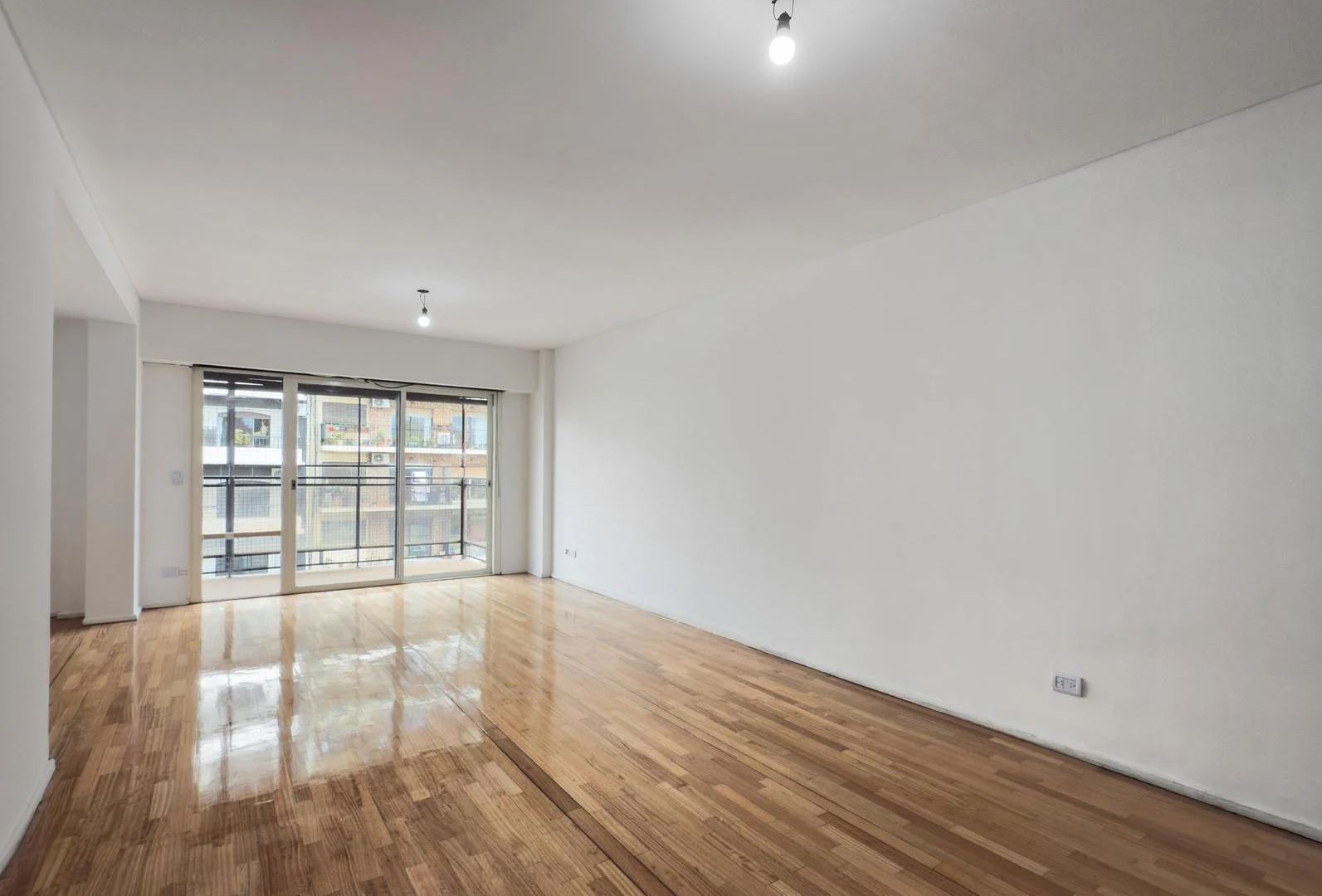 Foto de VENTA DEPARTAMENTO 4 AMBIENTES BALCÓN COCHERA ALMAGRO PERMUTA, imagen 2