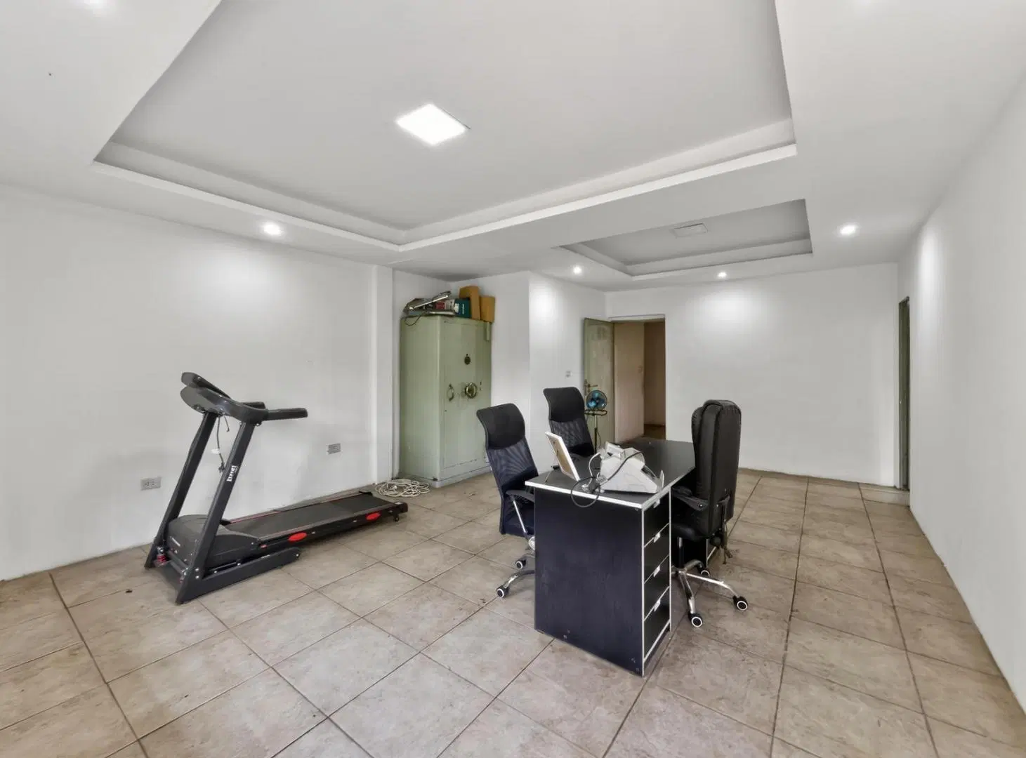 VENTA DEPOSITO CON GALPON Y OFICINAS VERSALLES 3