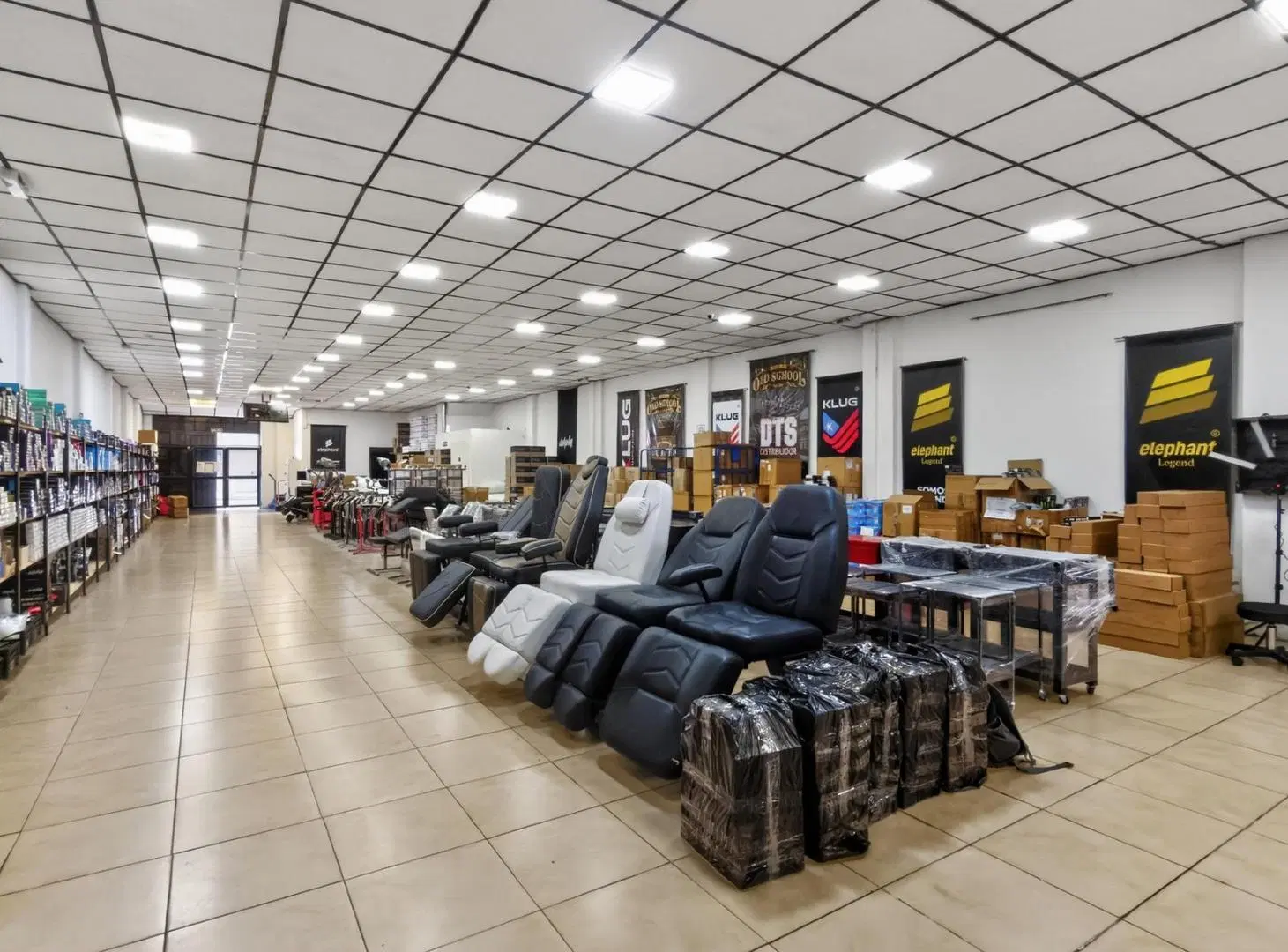 VENTA DEPOSITO CON GALPON Y OFICINAS VERSALLES 4