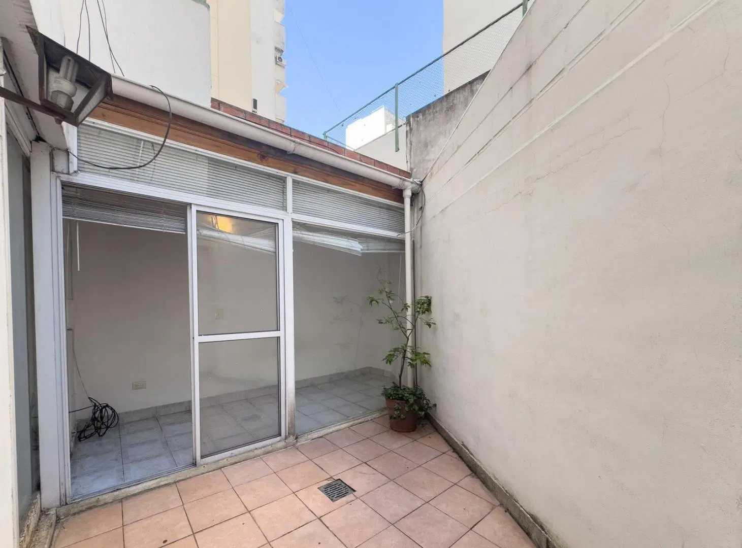 VENTA DEPARTAMENTO MONOAMBIENTE CON PATIO BALVANERA 2