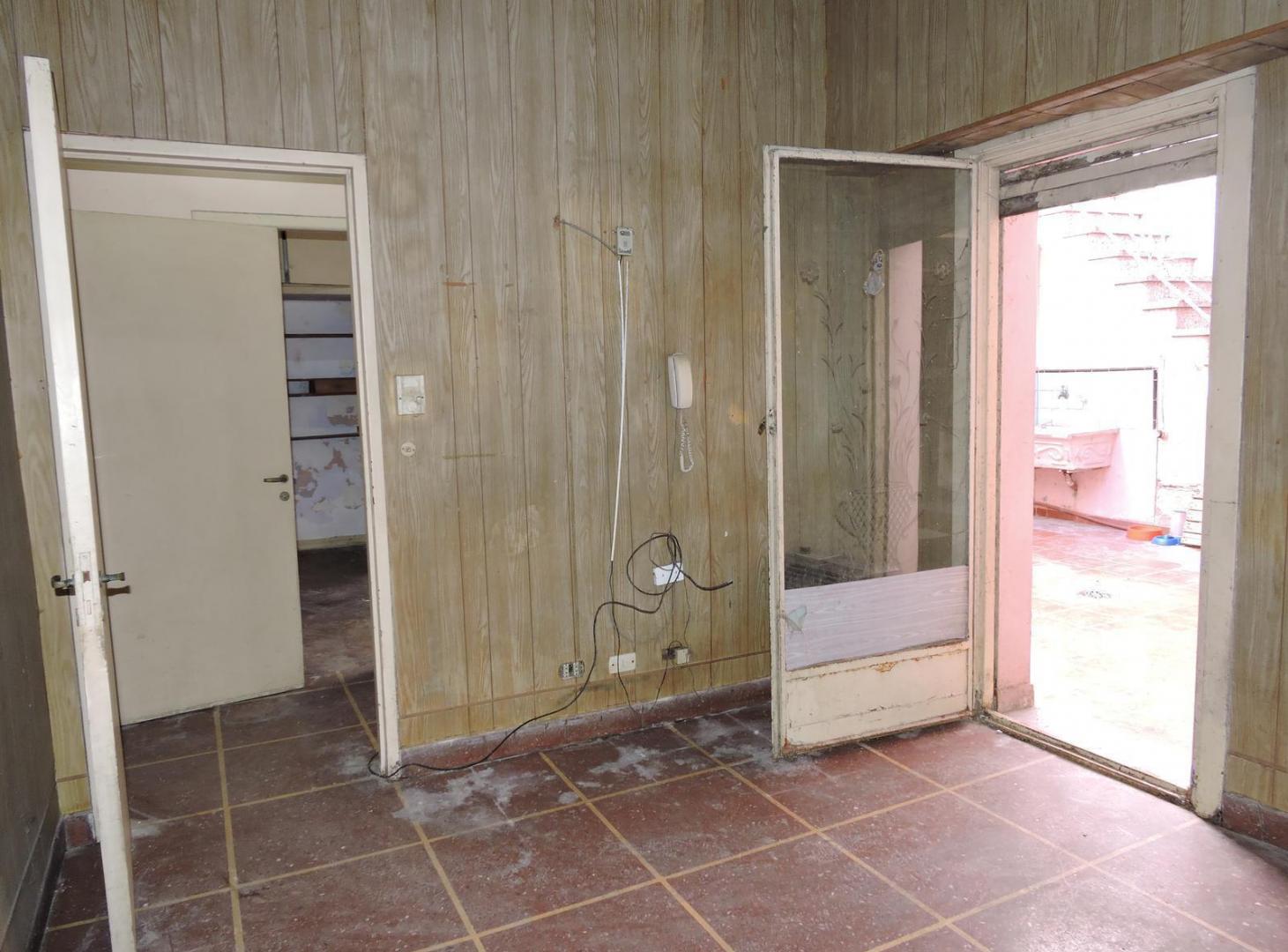 Foto de VENTA PH A REFACCIONAR CON TERRAZA PROPIA 2 PATIOS PARRILA SIN EXPENSAS, imagen 5