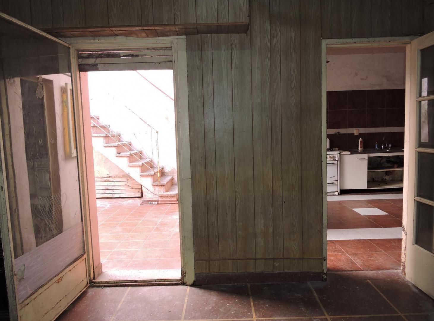 Foto de VENTA PH A REFACCIONAR CON TERRAZA PROPIA 2 PATIOS PARRILA SIN EXPENSAS, imagen 4