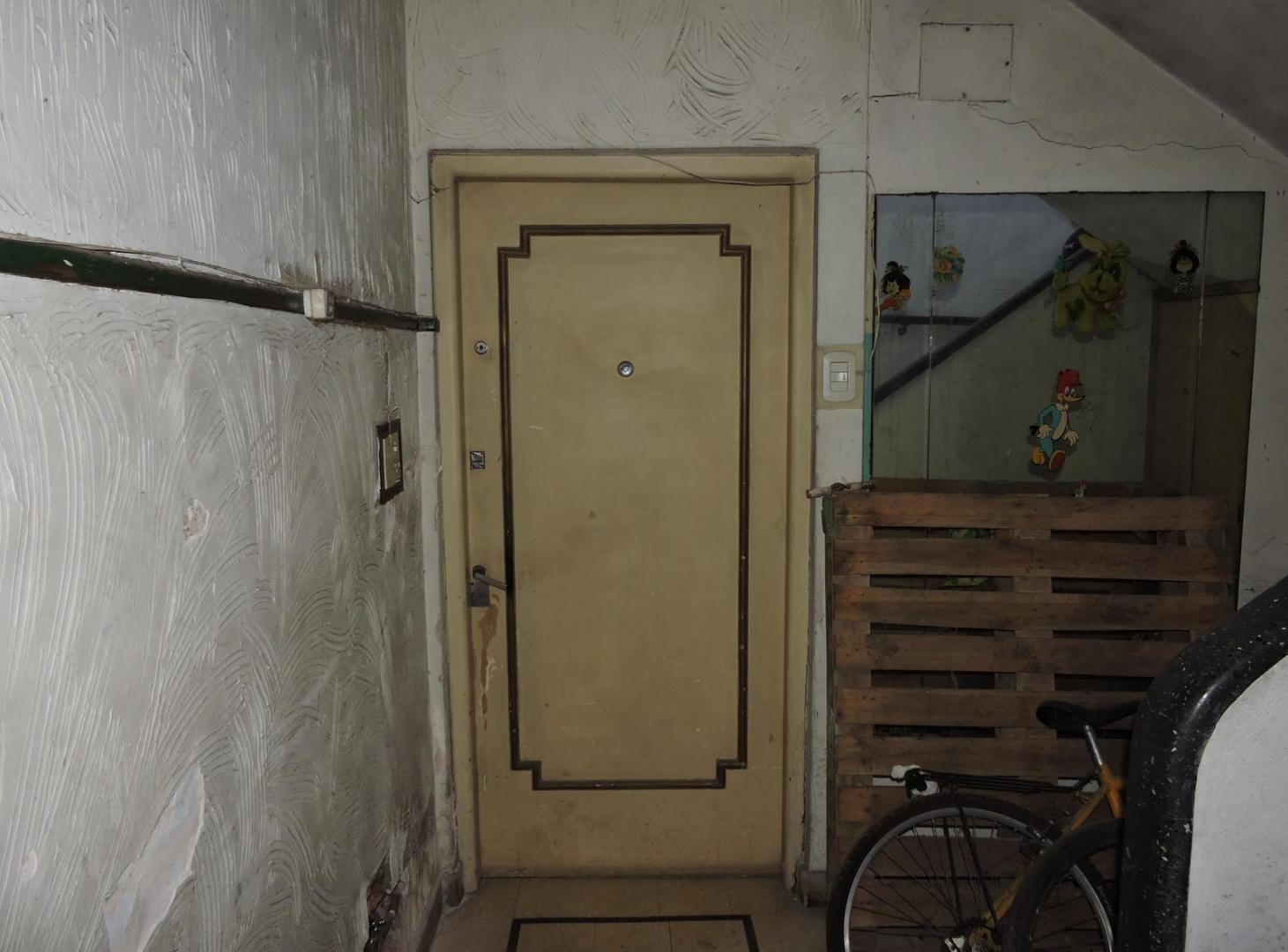 Foto de VENTA PH A REFACCIONAR CON TERRAZA PROPIA 2 PATIOS PARRILA SIN EXPENSAS, imagen 1