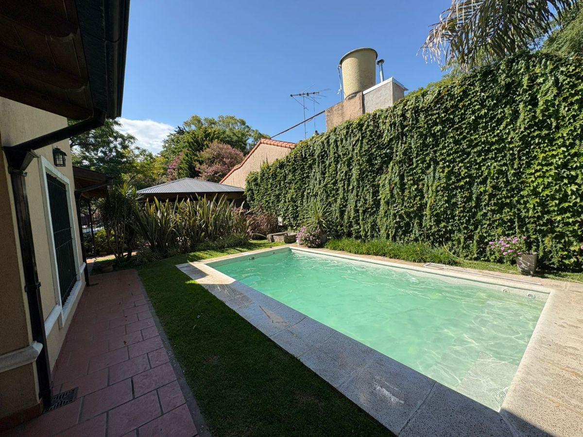 Casa 3 ambientes con pileta, jardín, quincho y garage doble en San Andrés frente a Plaza Alem