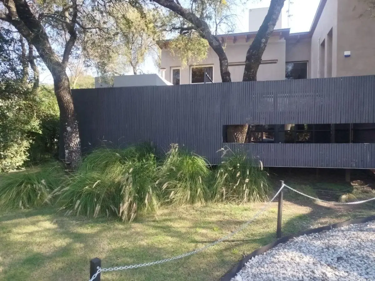 Casa grande completamente amoblada en Lomas de la Carolina 2