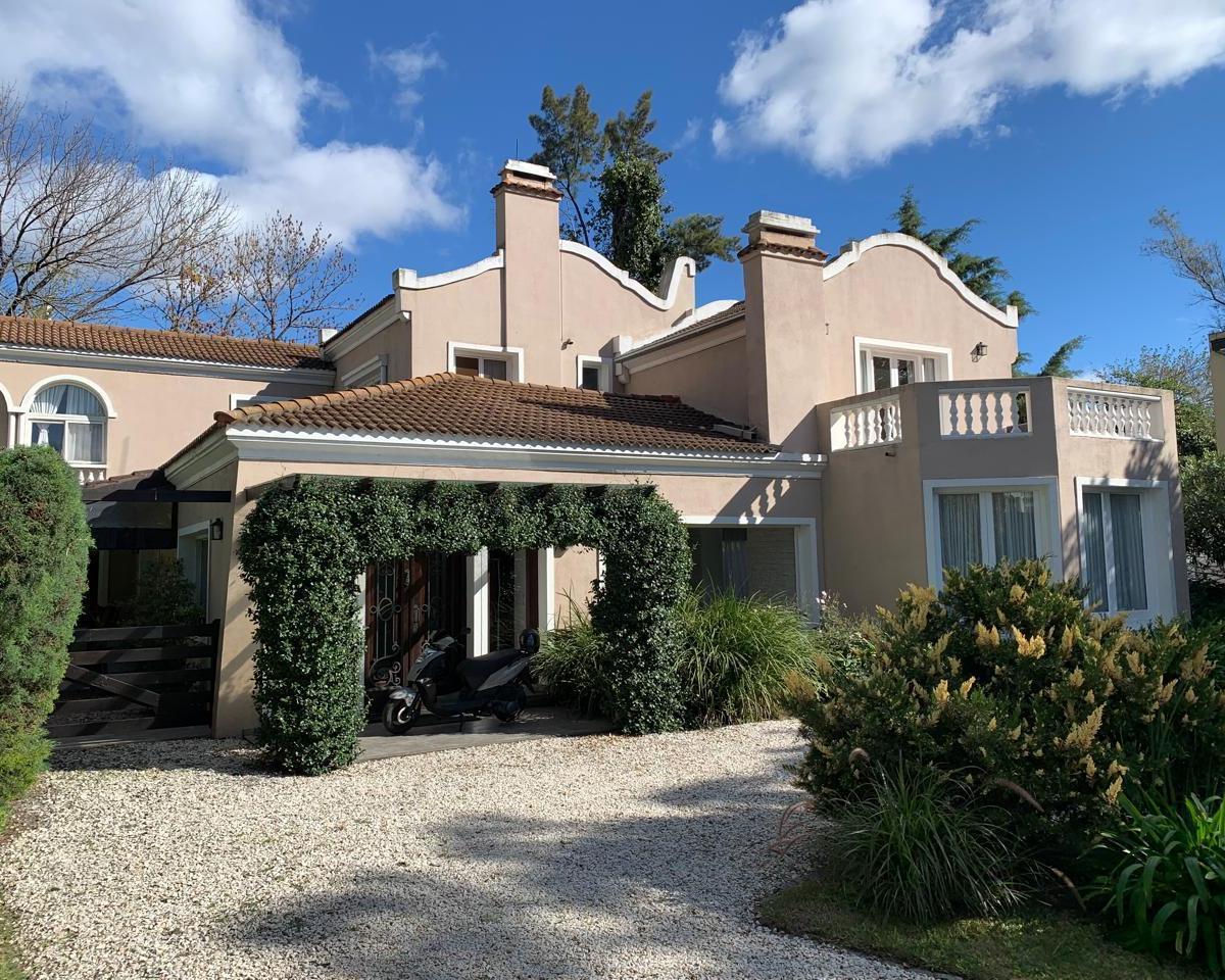 Venta Casa en  Hurlingham 6 ambientes