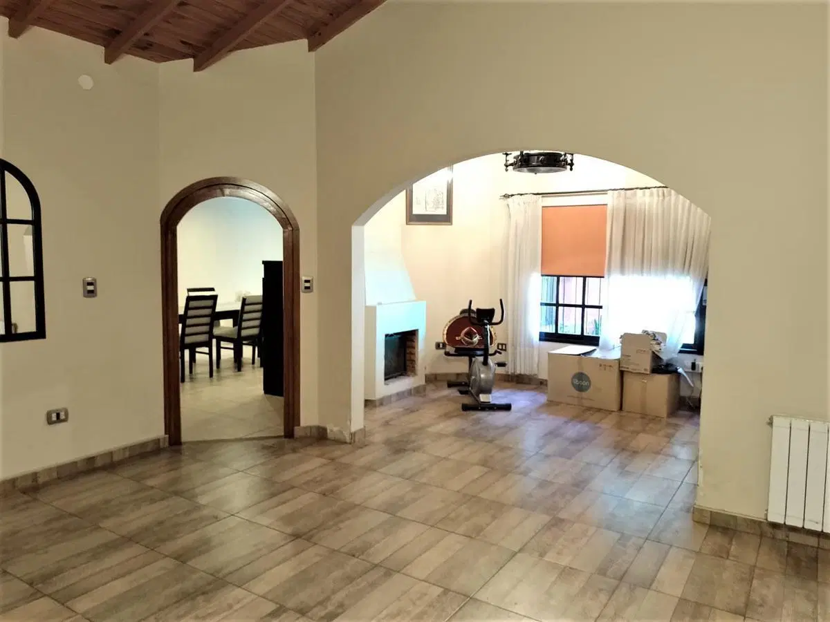 ALQUILER ANUAL - Casa 4 dormitorios con pileta - Bella Vista 4