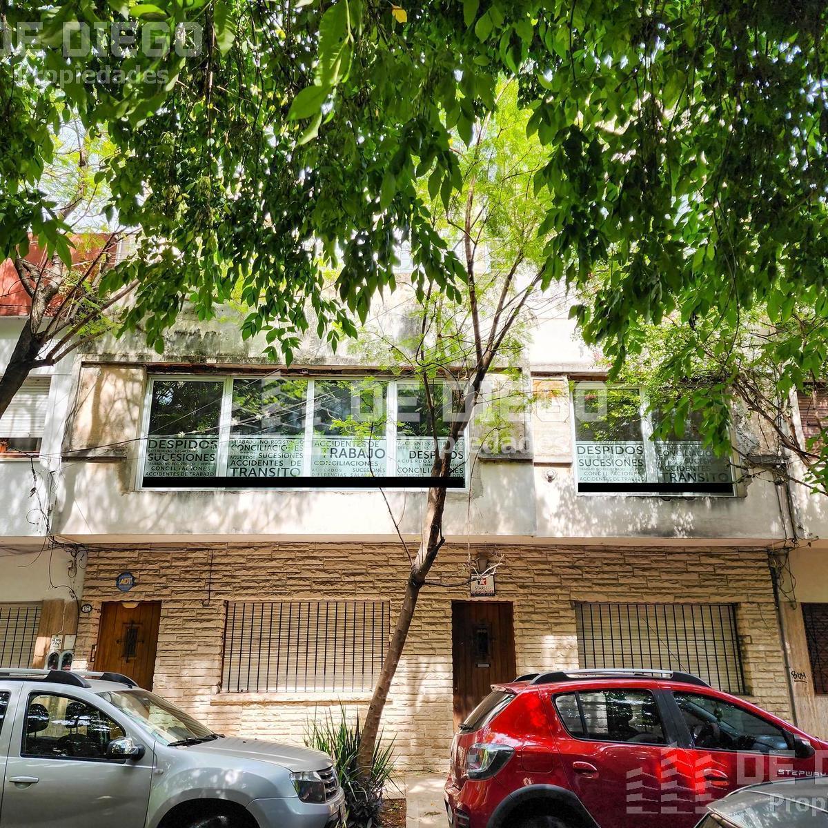 Oficina en Venta de 209 m² en Primer Piso por Escalera con Local a La Calle. San Isidro Centro 1