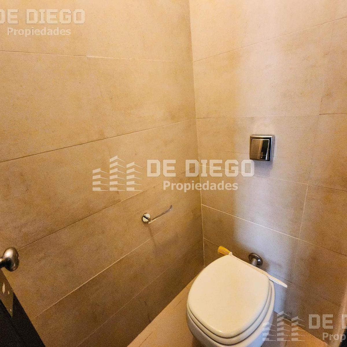 Oficina en Venta de 209 m² en Primer Piso por Escalera con Local a La Calle. San Isidro Centro 4