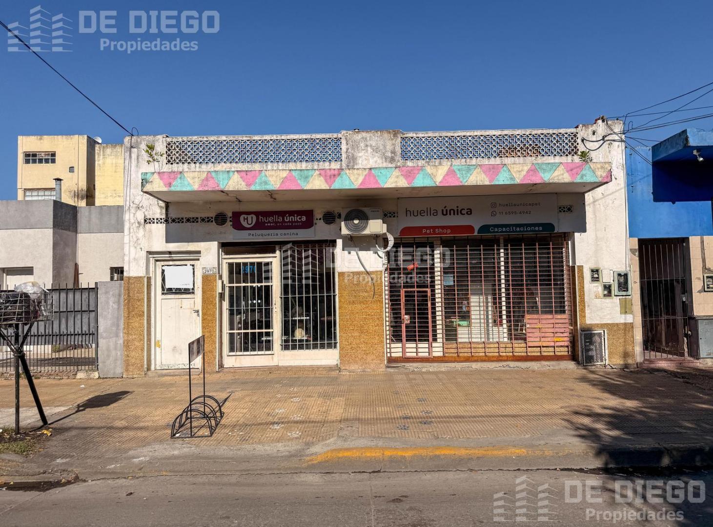En venta propiedad en Block 2 departamentos y 2 locales Polvorines Malvinas Argentinas