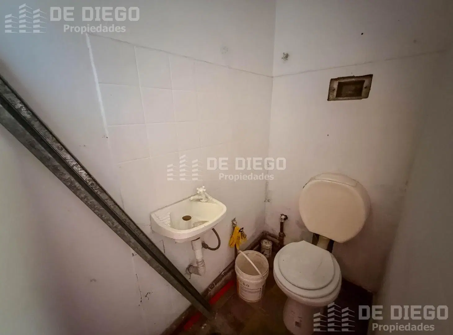 En venta propiedad en Block 2 departamentos y 2 locales Polvorines Malvinas Argentinas 5