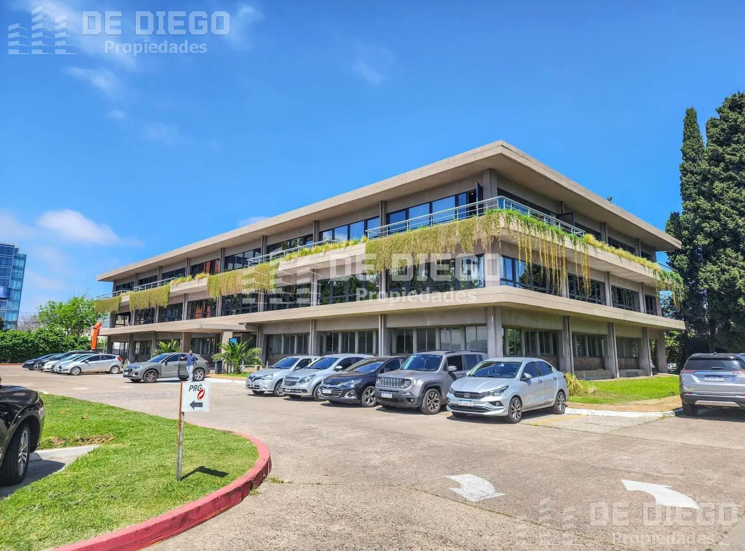 Oficina en alquiler 97 m2 con 2 cocheras dentro de predio con seguridad, Olivos 2
