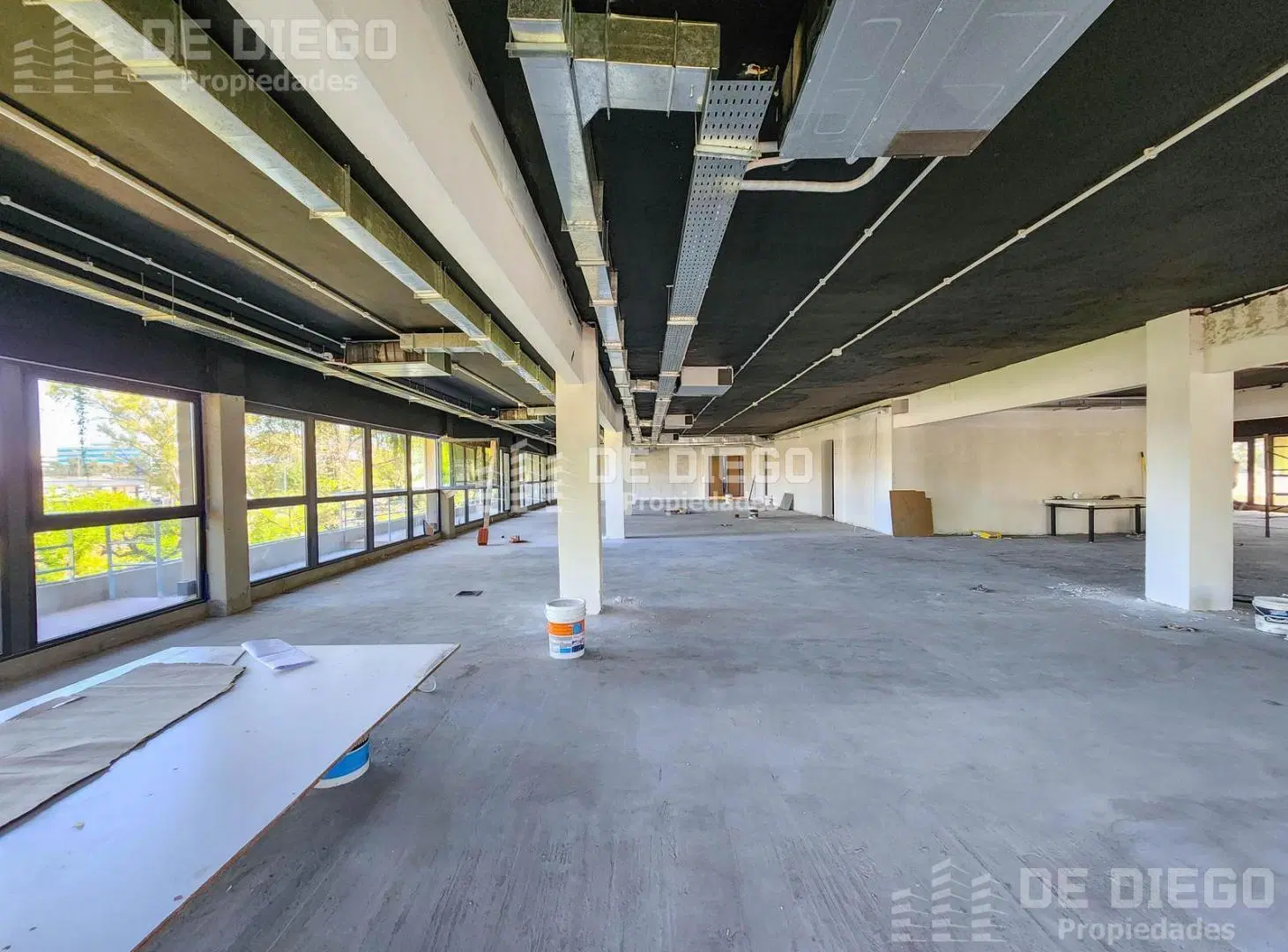 Oficina en alquiler 97 m2 con 2 cocheras dentro de predio con seguridad, Olivos 1