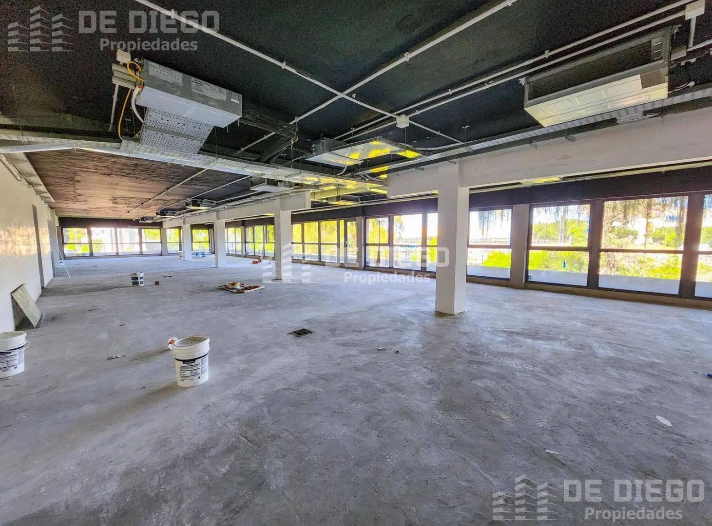 Oficina en alquiler 150 m2 con 3 cocheras dentro de predio con seguridad, Olivos 3