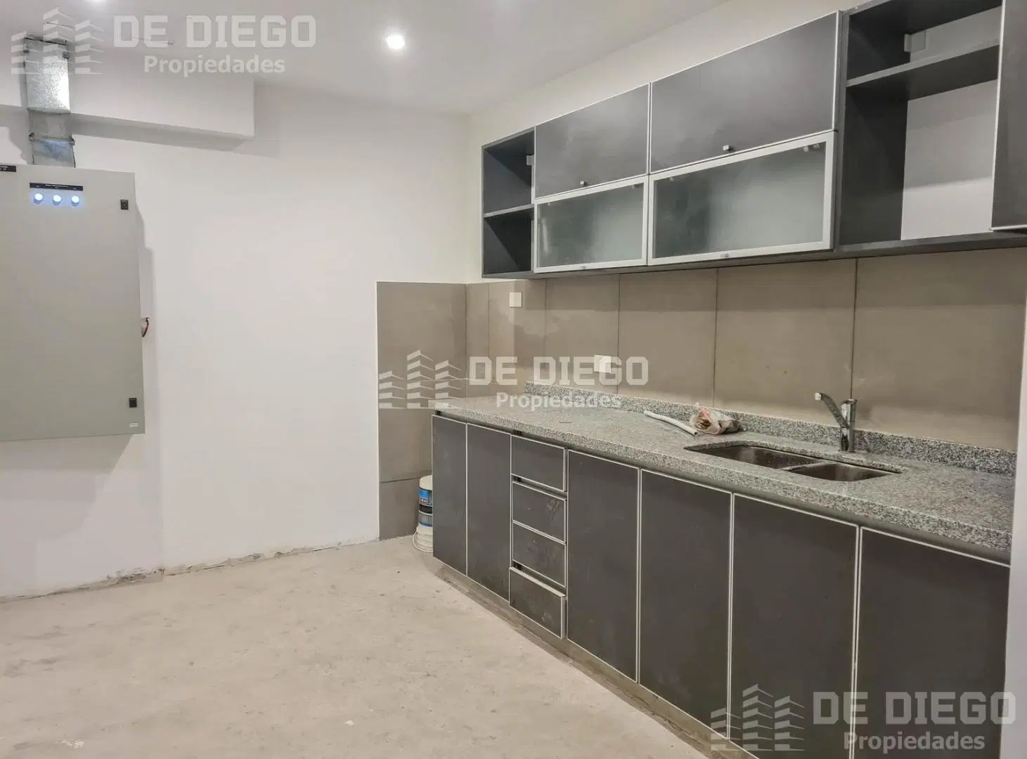 Oficina en alquiler 150 m2 con 3 cocheras dentro de predio con seguridad, Olivos 5