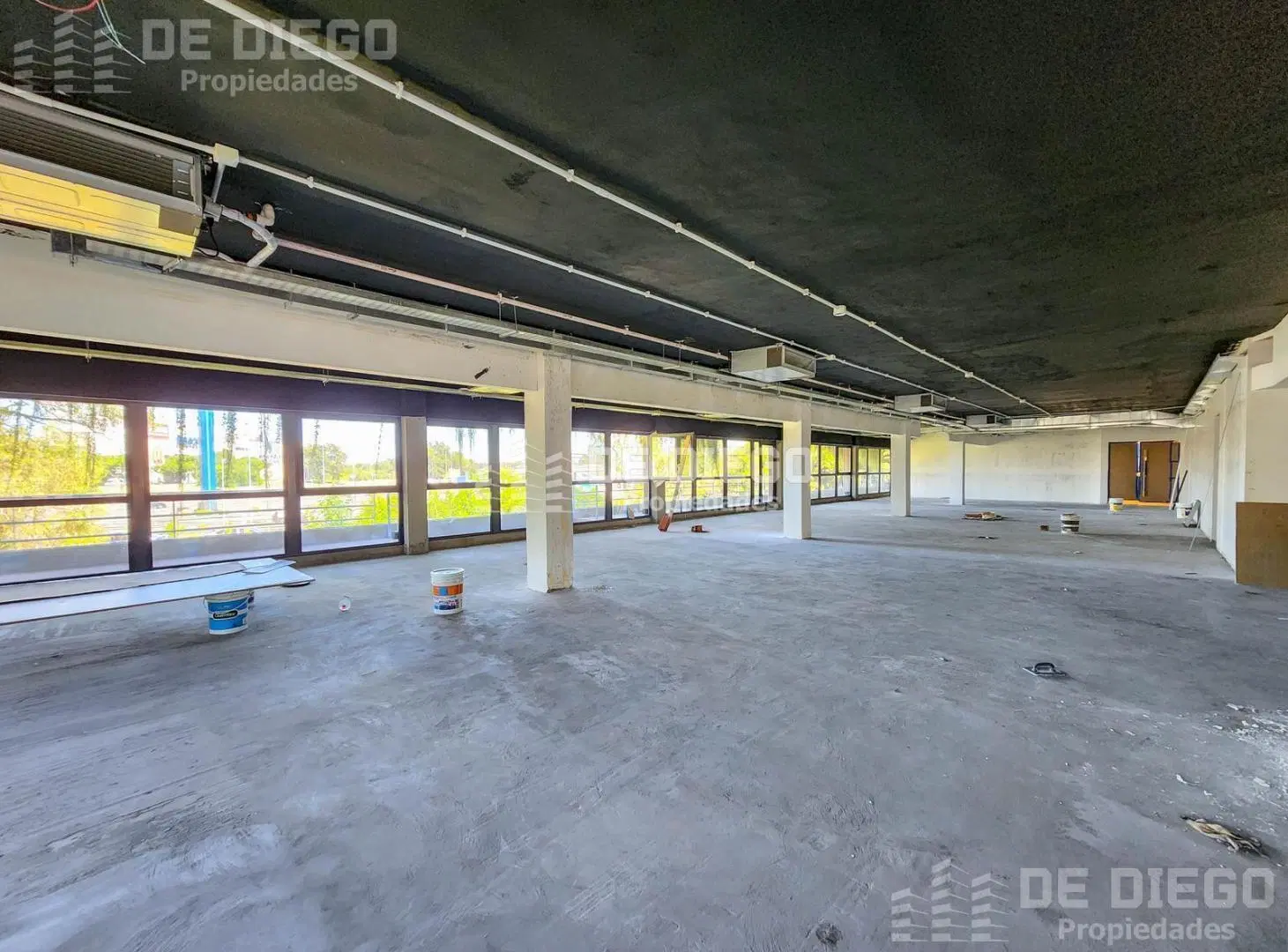 Oficina en alquiler 258 m2 con 5 cocheras dentro de predio con seguridad, Olivos 2