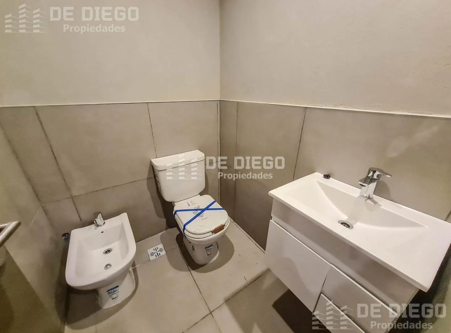 Oficina en alquiler 258 m2 con 5 cocheras dentro de predio con seguridad, Olivos 1