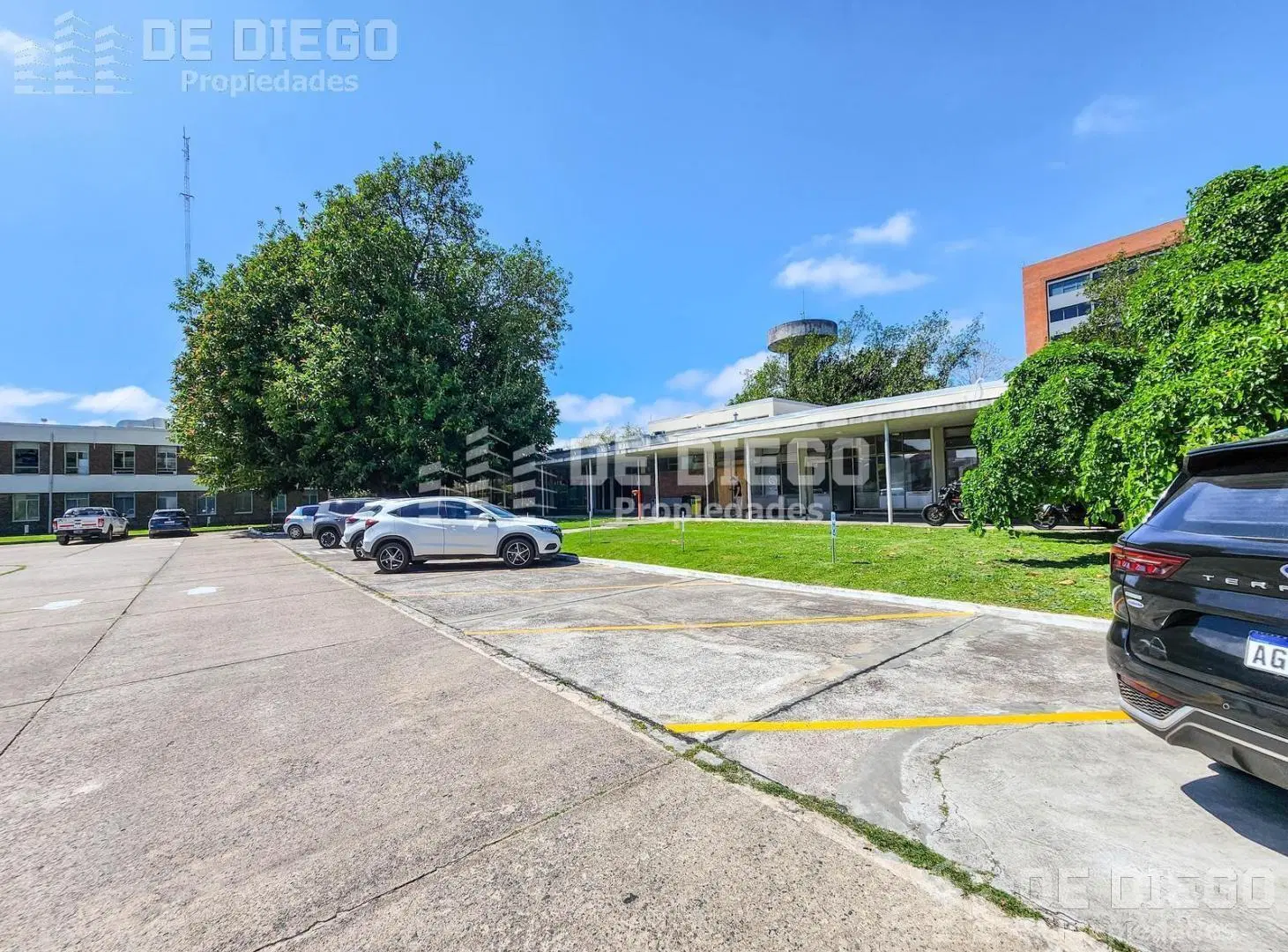 Oficina en alquiler 258 m2 con 5 cocheras dentro de predio con seguridad, Olivos 3