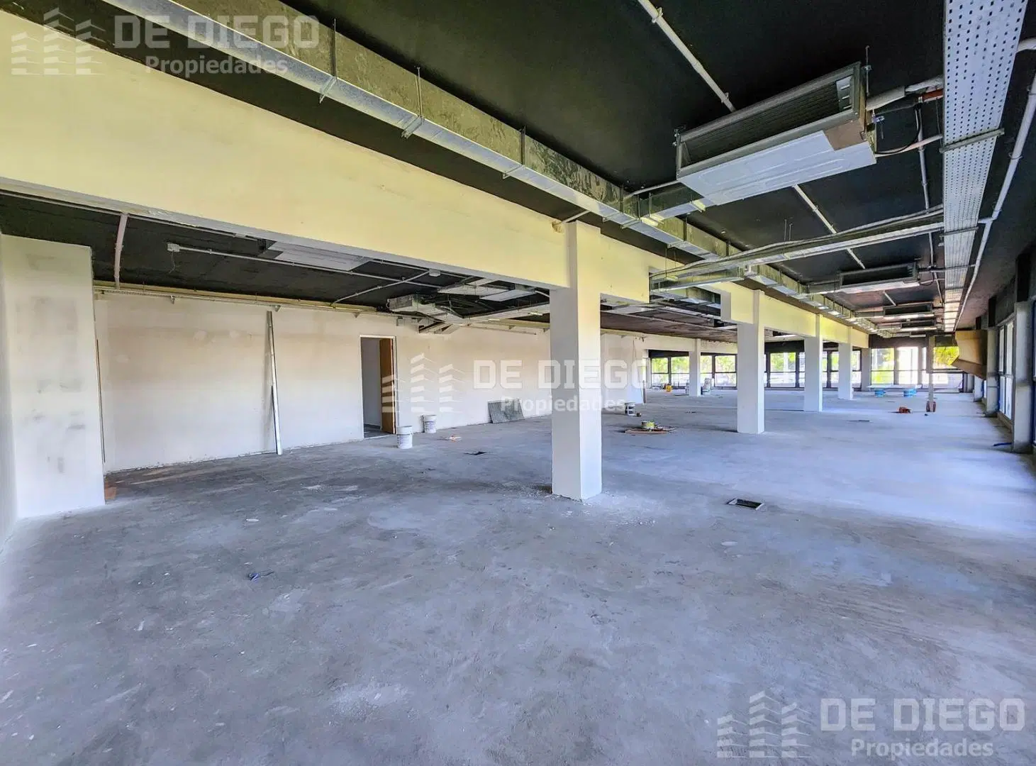 Oficina en alquiler 258 m2 con 5 cocheras dentro de predio con seguridad, Olivos 4