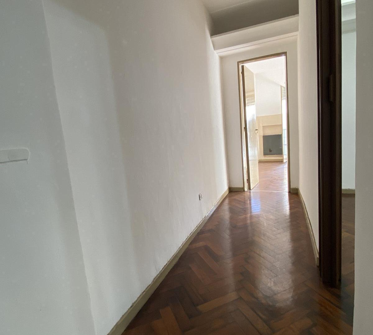 Foto de Departamento con balcon corrido, en zona de facultades. cerca de todo., imagen 1