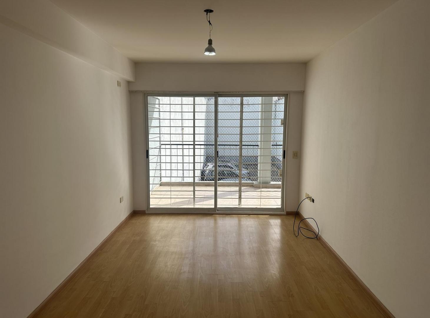 Foto de Hermoso Semipiso con balcon terraza y patio, imagen 3