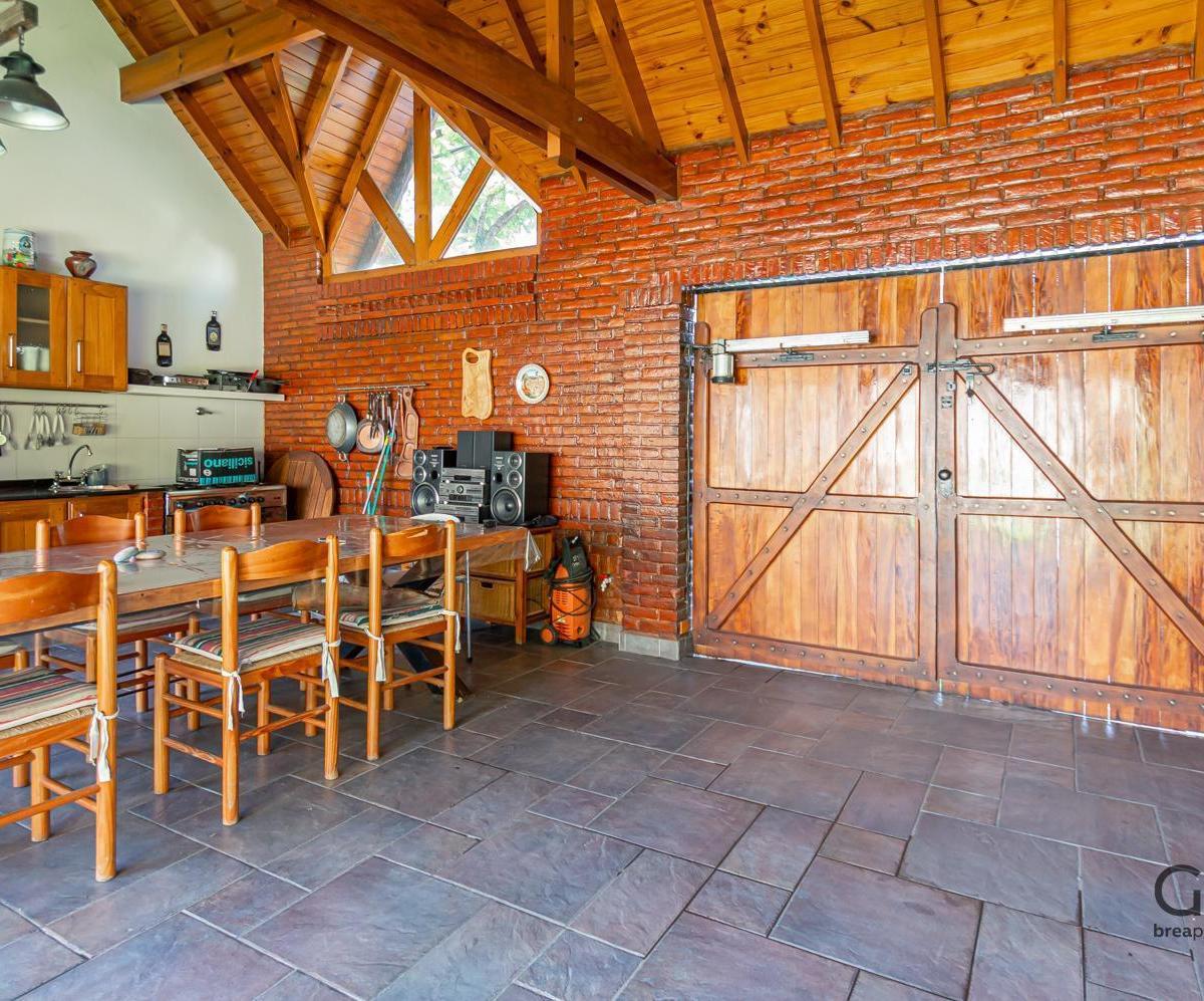 Casa de 6 Amb con Pileta en Saavedra! 2