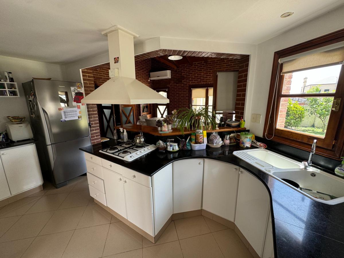 Excelente Chalet Barrio Cerrito con Parque Pileta y Quincho 5