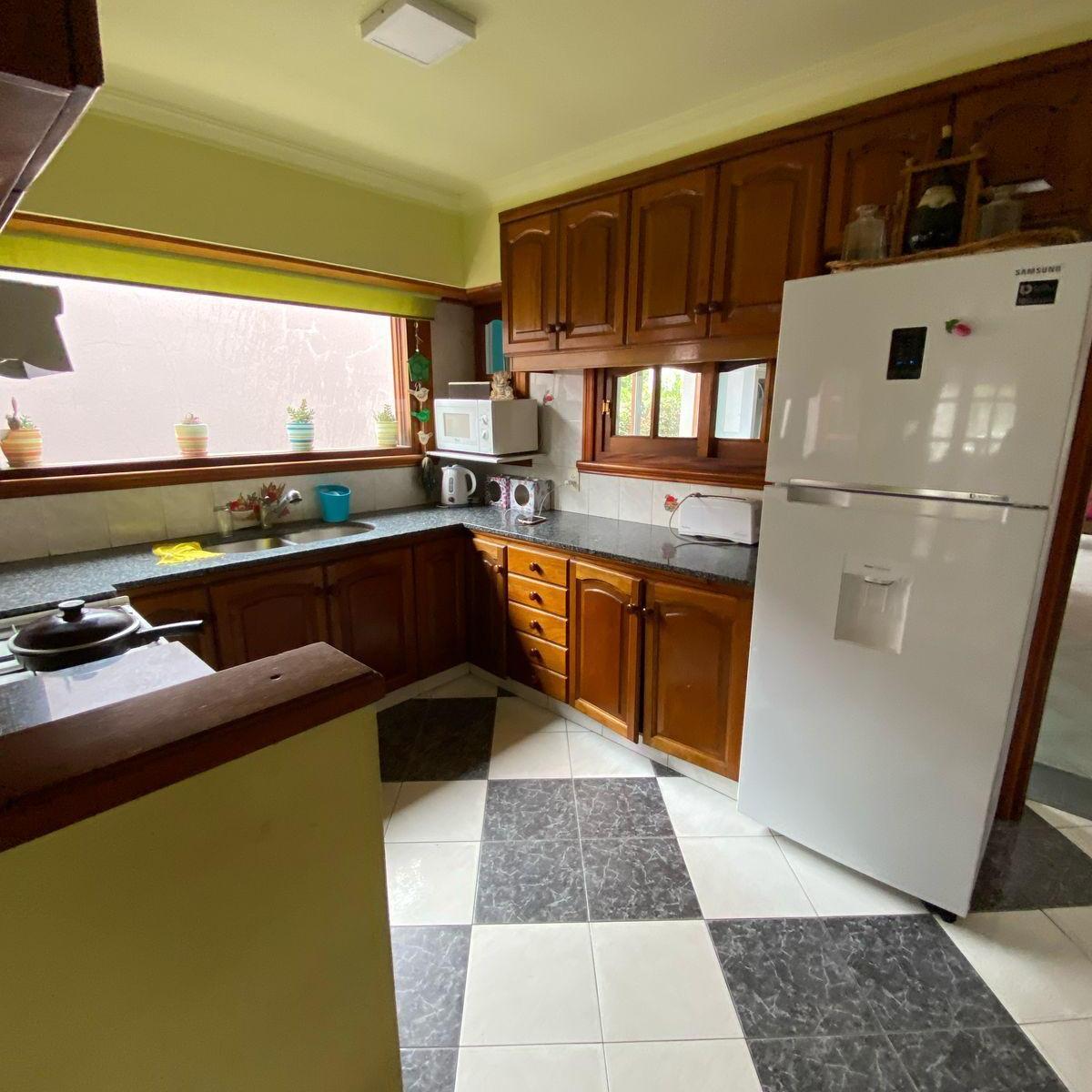 Amplio Chalet Cuatro Dormit Apto Crédito en Venta 3