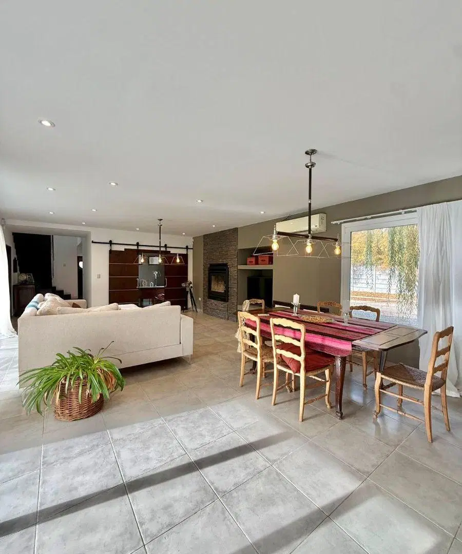 EXCELENTE CASA DE CATEGORÍA 280M2 TRES DORMIT PILETA QUINCHO EN VENTA 2
