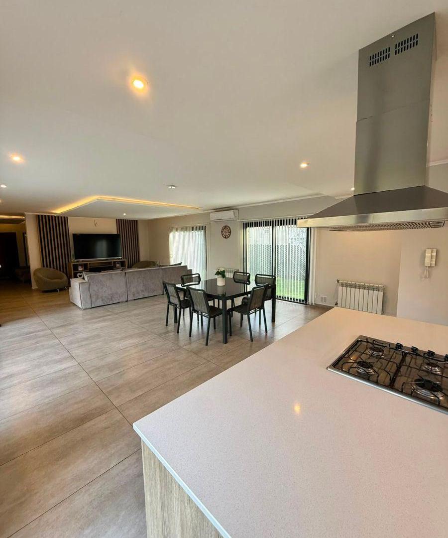 Foto de CASA DE CATEGORÍA 4 DORMITORIOS PILETA QUINCHO BARRIO SOLARES DEL GOLF, imagen 4